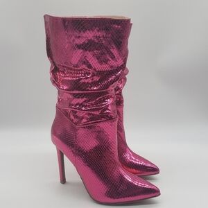 937- Wild Diva Women's Vegan Boots Shaya Style Fuchsia Metallic Snake Size 7 NWT